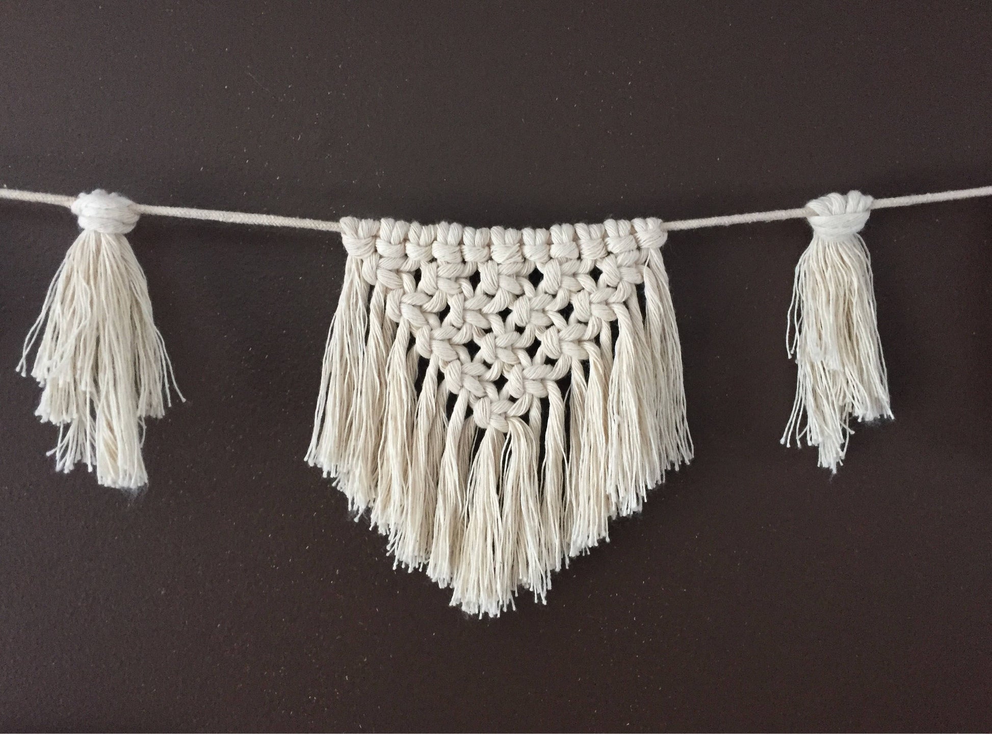 How to make a giant cotton rope garland with macrame tassels